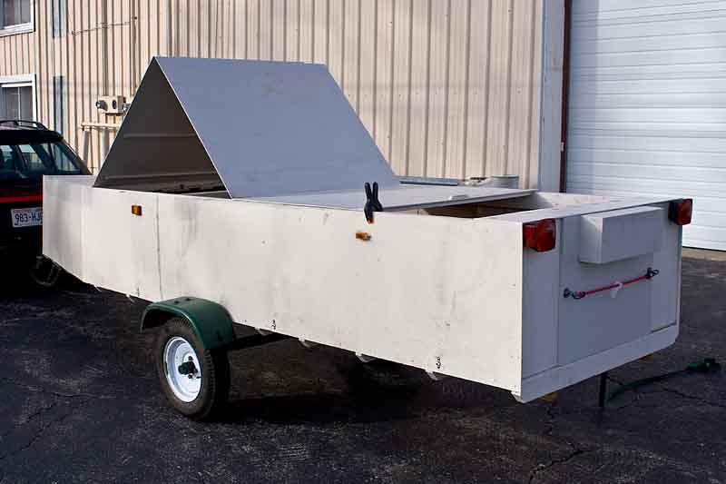 IMG_8512_800w.jpg - The forward sections of the accordian top can be lifted to provide access to items stored in the front of the box.