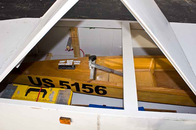 IMG_8520_800w.jpg - Items like the toolbox and runners are stored in the middle of the box.